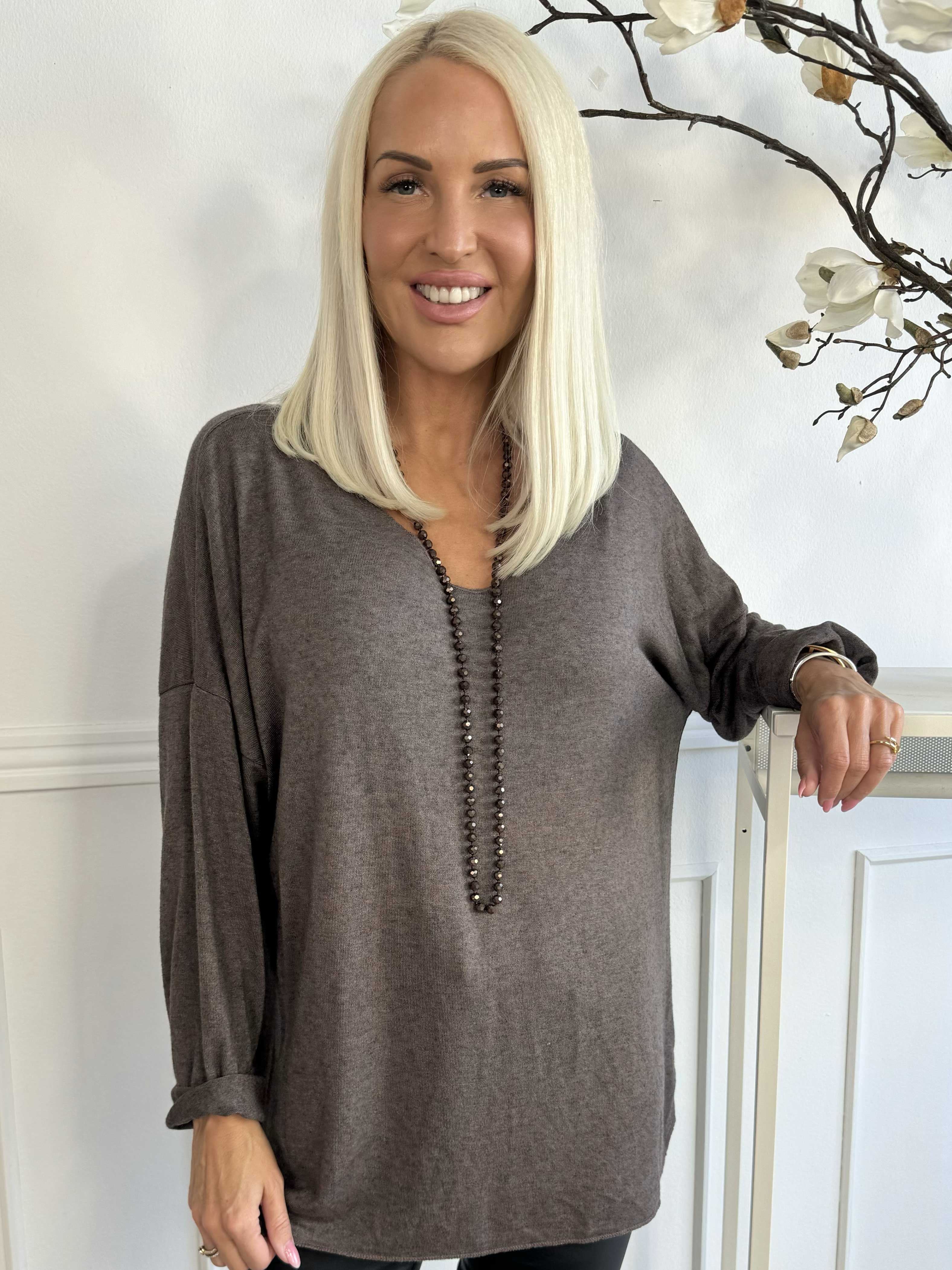 Djamila - Blus i mjuk viskos med v-ringning